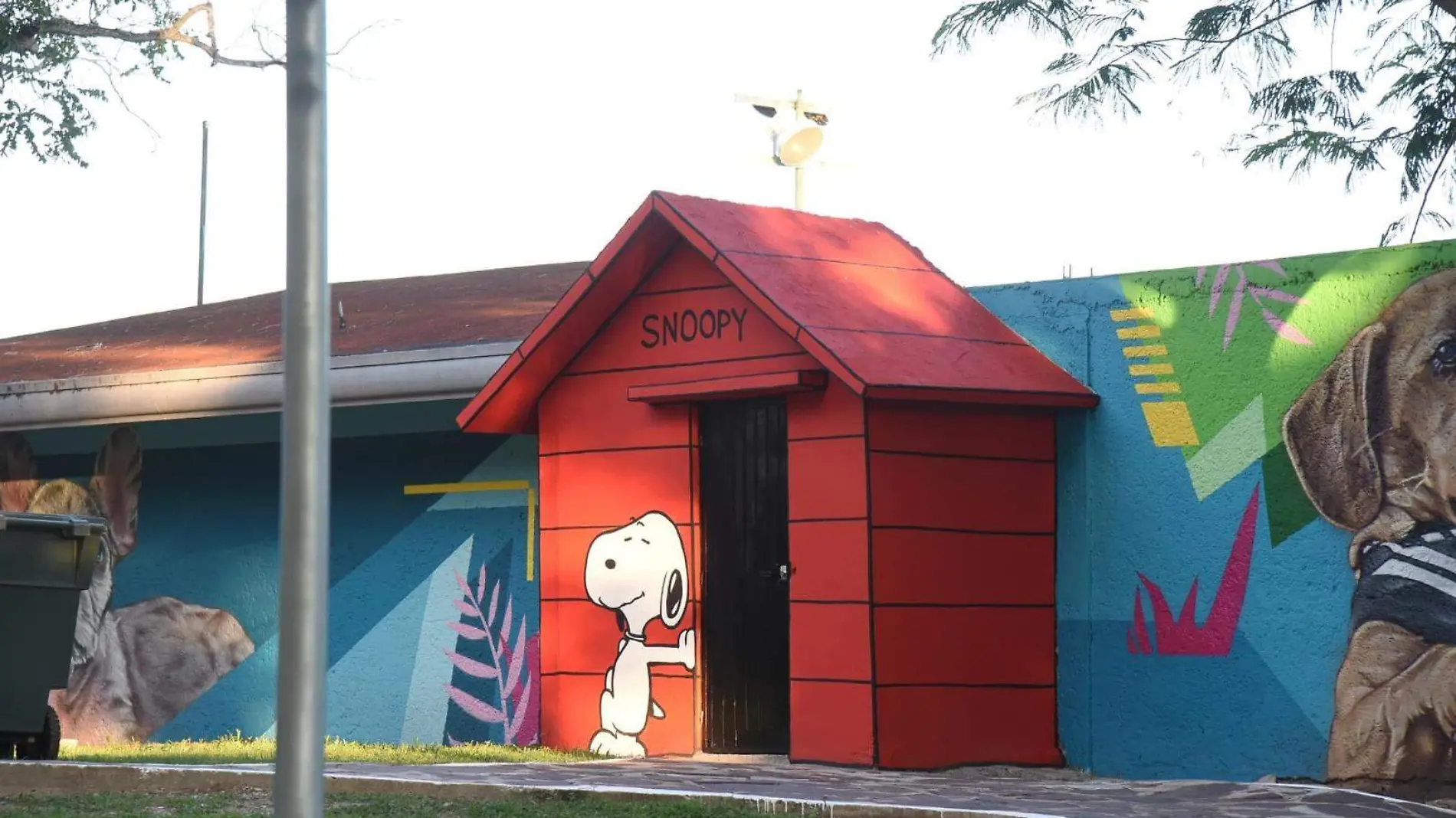 Está decorado con la casa de Snoopy